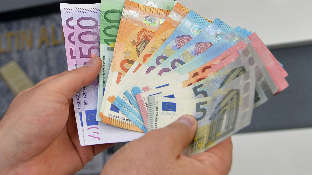 Двое мужчин задержаны при передаче 2000 евро пограничнику.