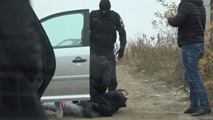 Trafic de droguri: 71 de percheziţii şi 19 persoane reţinute
