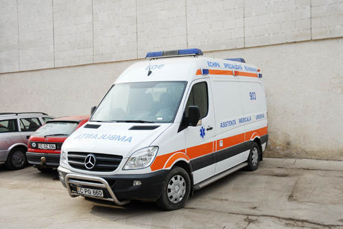 Un bărbat din Rezina a fost internat în stare gravă la spital după ce un obiect explozibil a fost detonat în curtea casei sale.