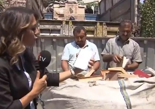 В эфире турецкого телевидения ATV журналистка показала тетрадь одного из подозреваемых.