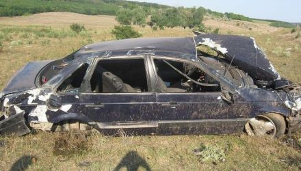 În rezultat, șoferul şi pasagerul acestuia, în vârstă de 24 de ani, au fost transportaţi la Spitalul Raional Căuşeni în stare gravă. 