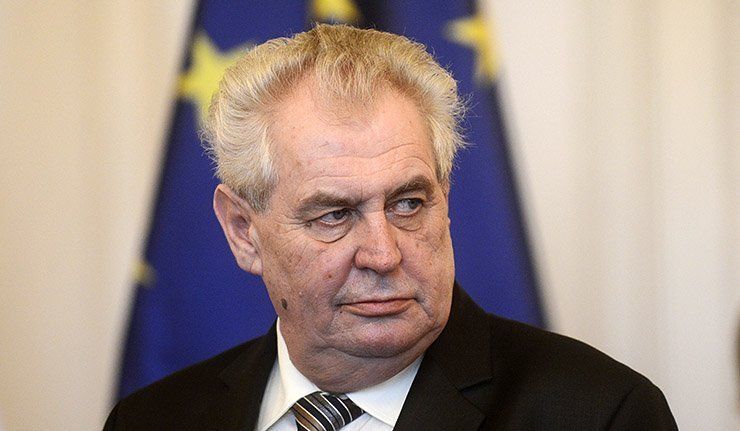 Земан призвал чешское руководство выразить протест против «возвеличивания военных преступников» на Украине.