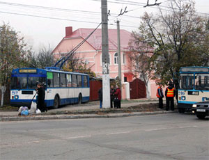 Троллейбус стал причиной затруднения движения.