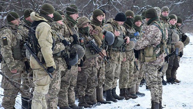 Двое участников операции в Донбассе Вильгельм Крой и Виктор Хомяк вернули президенту Украины Петру Порошенко свои боевые награды.
