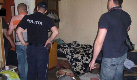 Bărbaţii cu vârste cuprinse între 27 şi 41 de ani, doi dintre ei judecaţi anterior pentru infracţiuni similare, au fost reţinuţi în timp ce încercau să fugă de la locul infracţiunii.