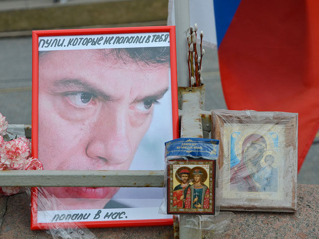 Импровизированный мемориал на месте убийства Бориса Немцова на Большом Москворецком мосту в центре Москвы перенесли подальше от Кремля.
