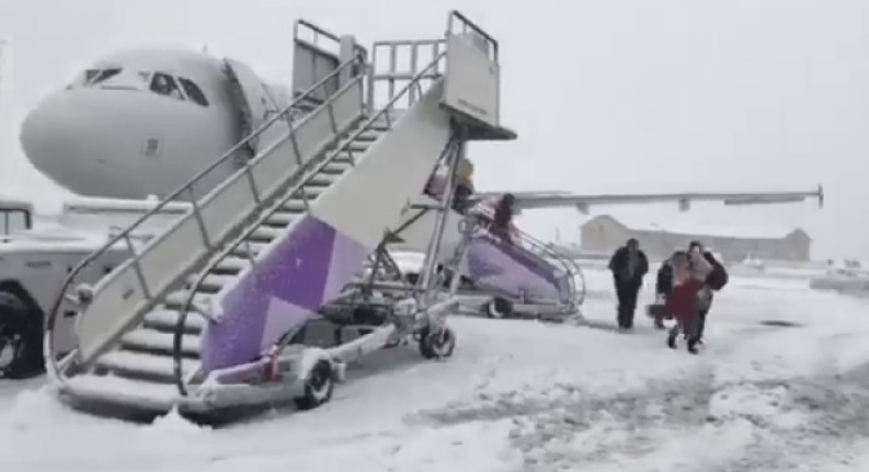Moldovenii care au vrut să zboare spre Londra nu au reușit nici azi. Foto: protv.md