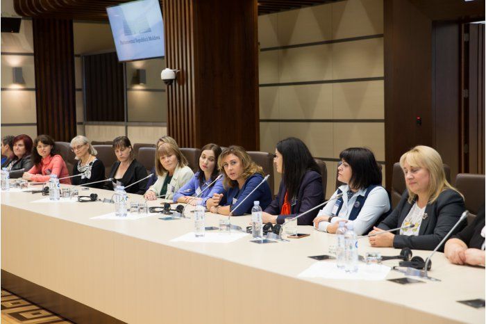 Учителя выступают за принятие закона о защите педагогических кадров.