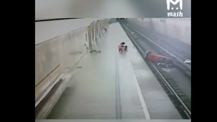 La o staţie de metrou din Moscova, un robot care făcea curăţenie "s-a sinucis". Foto: captura video