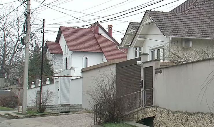 Дешевле всего предлагают участки под жилищную застройку в Бубуечах и Крузештах - по 500- 550 евро за сотку.