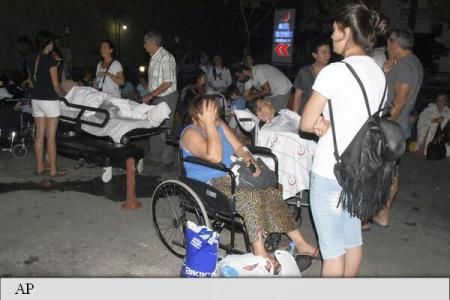 Peste 350 de persoane au beneficiat de îngrijiri medicale după seism.