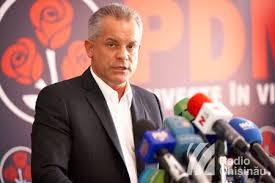 Diferența este că ultimul renunțând la mandat, de ceva vreme demonstrează că este preocupat de partid.