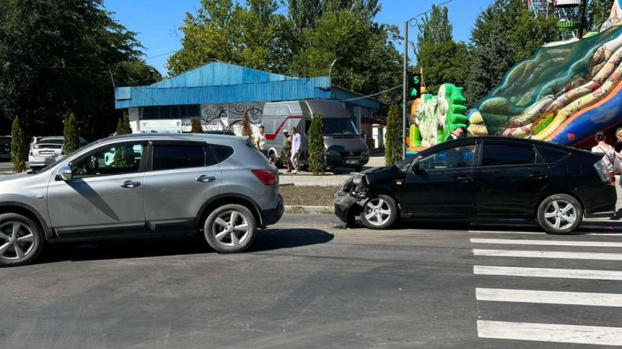 ДТП на Ботанике: столкнулись автомобили Toyota и Nissan.