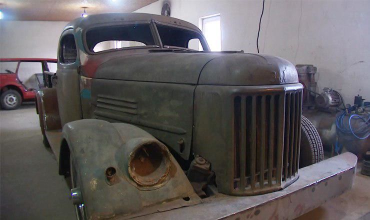 В Америке такие автомобили называют хот-род. В 50 годы такие машины использовали для нелегальных гонок.