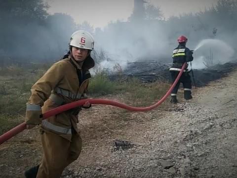 Pompierii au fost alertați pentru a lichida unui focar de vegetație pe teritoriul zonei industriale a orașului Cahul. Foto: dse.md