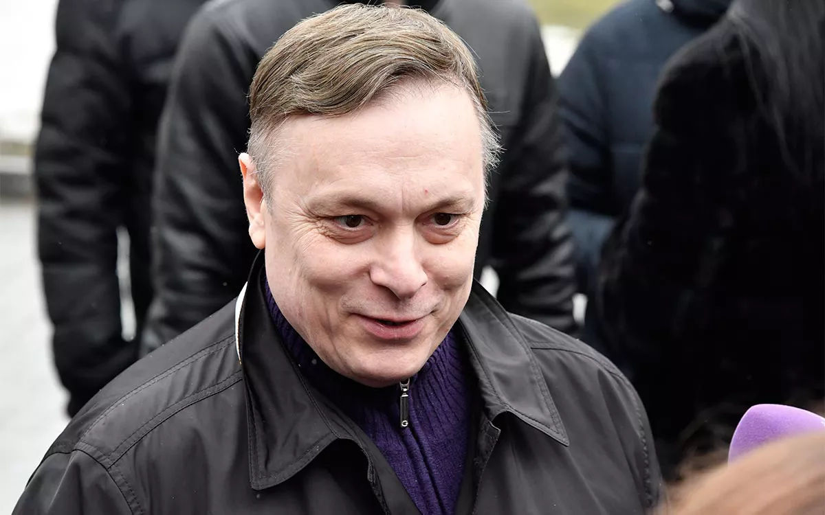 Producătorul trupei „Laskovîi Mai”, Andrei Razin, a fost dat în urmărire într-un dosar de fraudă.
