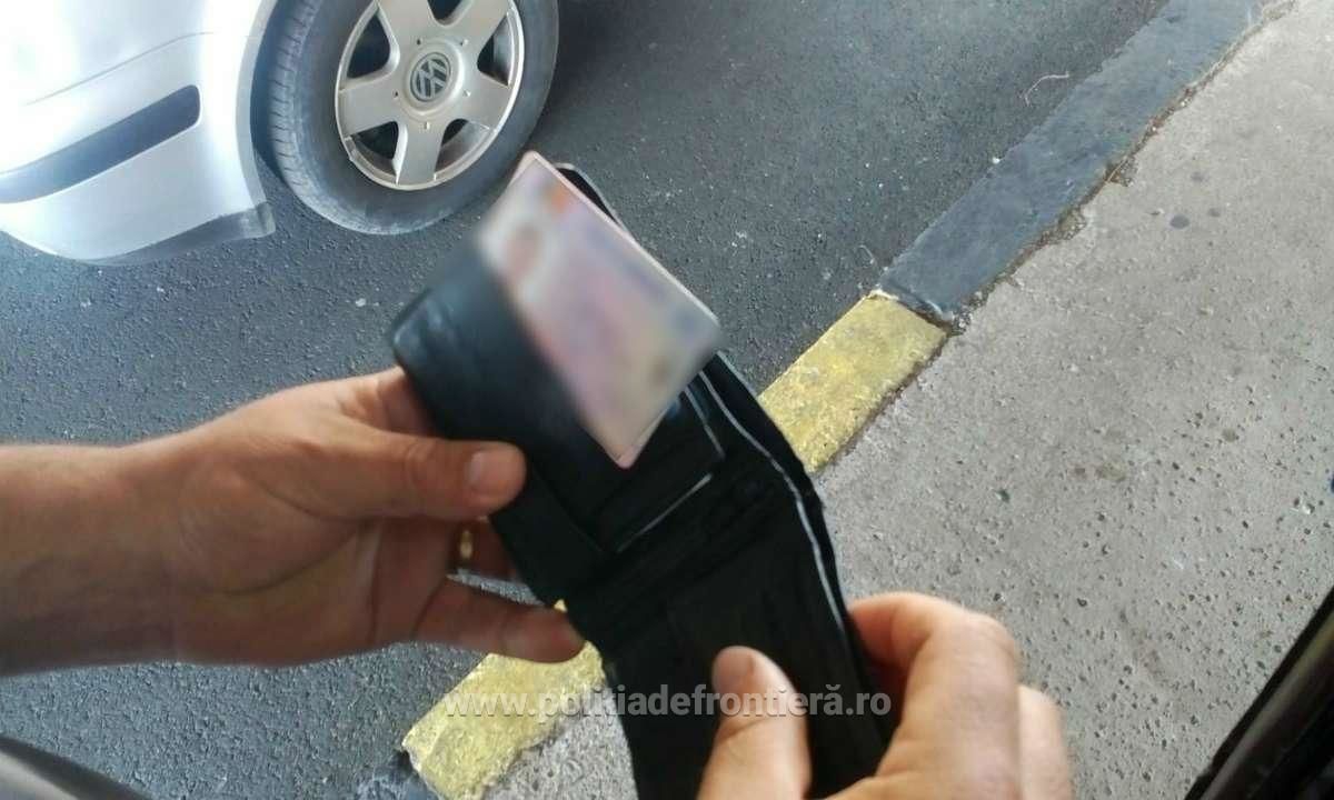 В результате досмотра в кармане брюк молдаванина были найдены водительские права, выданные властями РМ. Фото: politiadefrontiera.ro.