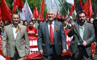  Consiliul orășenesc Edineț a decis ridicarea mandatelor a 11 consilieri comuniști pe motiv căacestia nu se prezintau la ședințe.