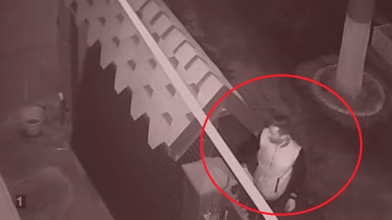 В столице разыскивают хулигана, повредившего забор частного дома.
