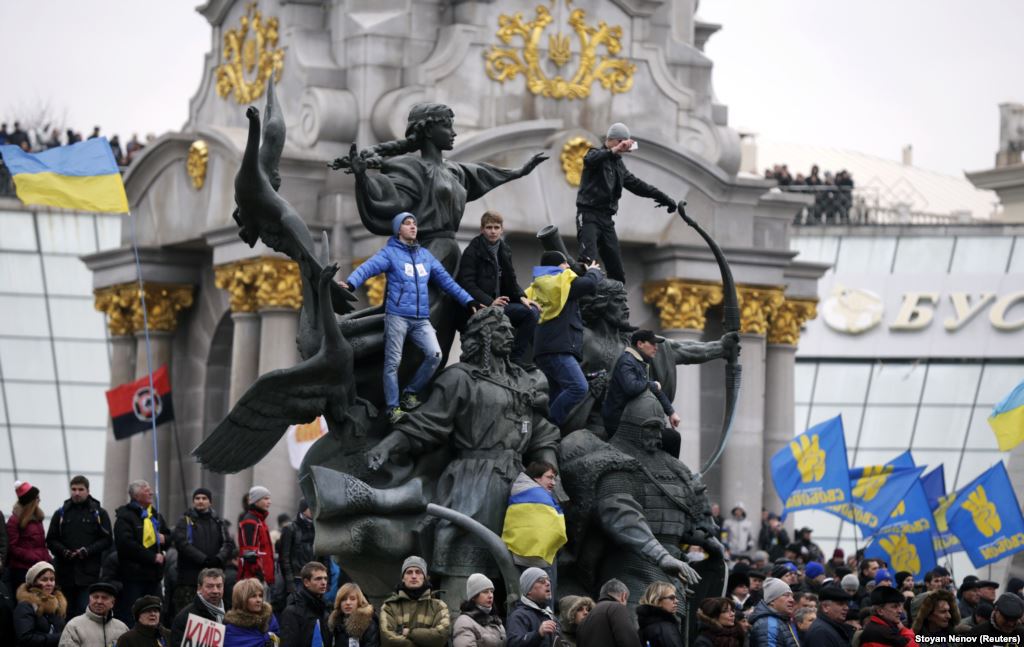 На самом деле, значительная часть украинцев к евроинтеграции относится спокойно или равнодушно. К тому же Майдан - далеко не вся Украина, на востоке страны думают иначе.