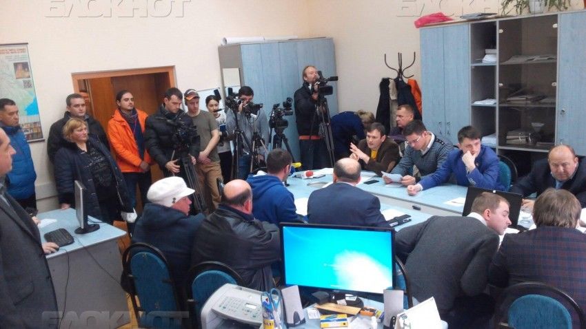 Спустя 40 минут скандалов либералы все-таки согласились открыть заседание комиссии ЖКХ.