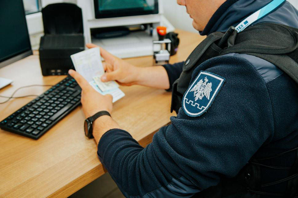 .Двое иностранных граждан предъявили на КПП поддельные документы.