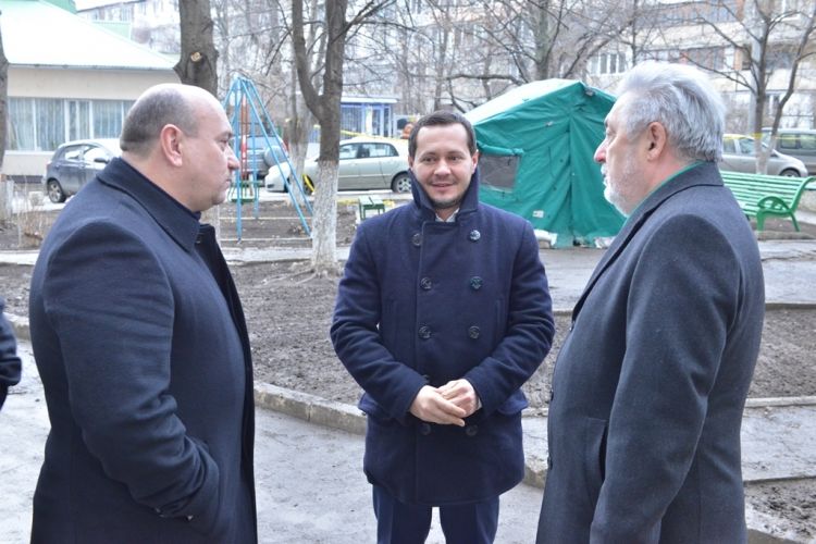 Руслан Кодряну в сопровождении вице-мэра Нистора Грозаву и подрядчика проинспектировали качество ремонтных работ.
