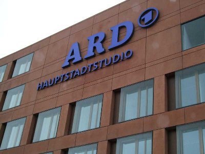 Центральный телеканал ARD в Германии извинился за допущенную корреспондентом ошибку в сюжете о гибели двух мирных жителей на Украине.