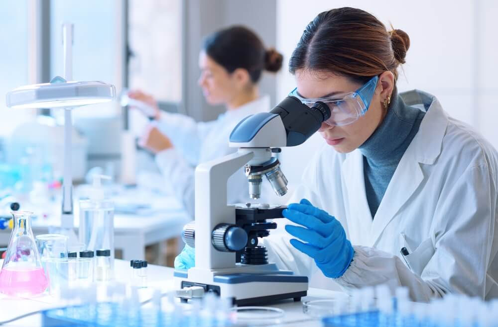 Terapia celulară imună a vindecat pentru prima dată o tumoră canceroasă de țesut solid la un adolescent.