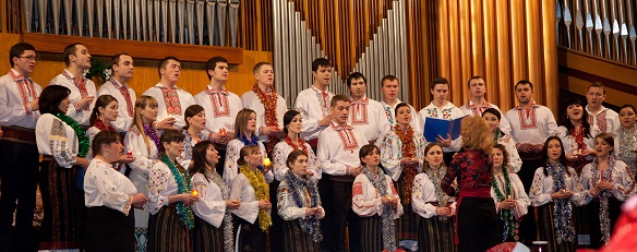 Evenimentul abordează o gamă largă de colinde, în aranjamente vocal-instrumentale, astfel accentuând latura internaţională a sărbătorii de Crăciun
