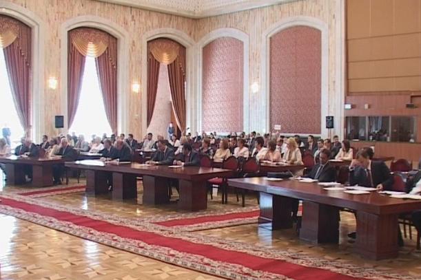 В парламенте обсуждают проект  либералов по осуждению преступлений тоталитарного, коммунистического режима.