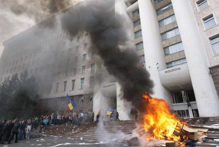  7 апреля 2009 года здания парламента и администрации президента были атакованы и разграблены многочисленной толпой вооруженных камнями людей. Фото: mnogabykav.ru