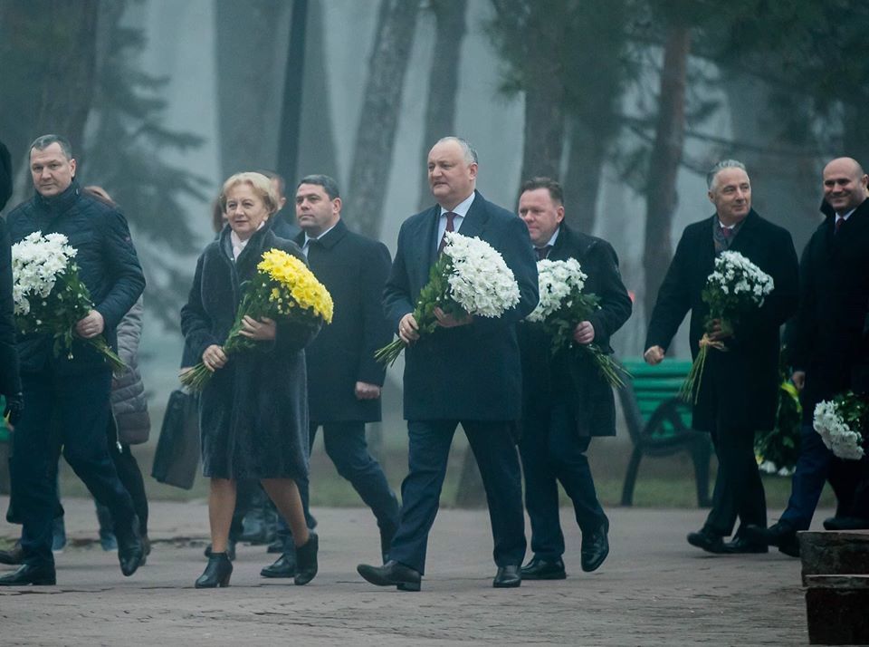 Президент и спикер возложили цветы к бюстам Эминеску и Виеру.