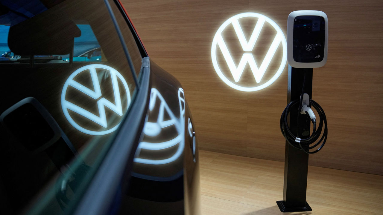 Volkswagen приостановит выпуск 2 моделей электромобилей из-за низкого спроса.