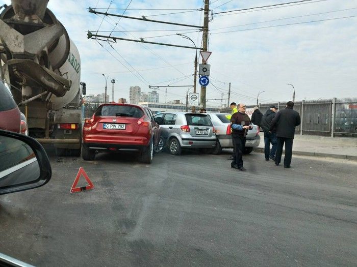 Două accidente s-au întâmplat pe strada Albișoara din capitală. Foto: facebook.com / Andrei Gaitur