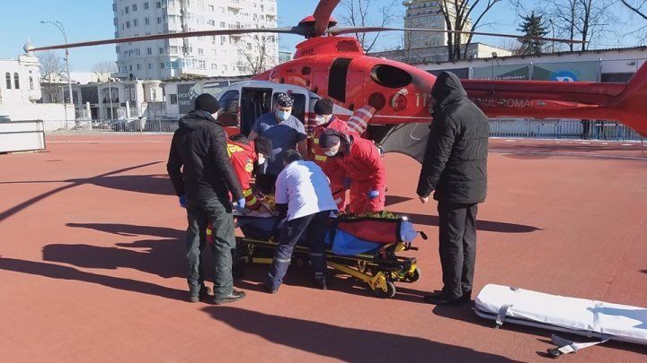 Вертолёт SMURD доставил в Кишинёв 82-летнюю пациентку из Окницы.