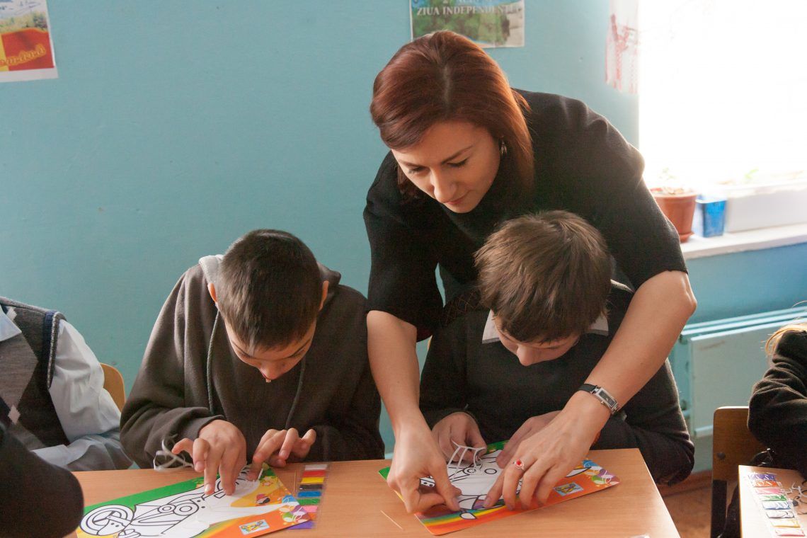 O casă de copii și trei școli de tip internat din Republica Moldova urmează să fie lichidate. 