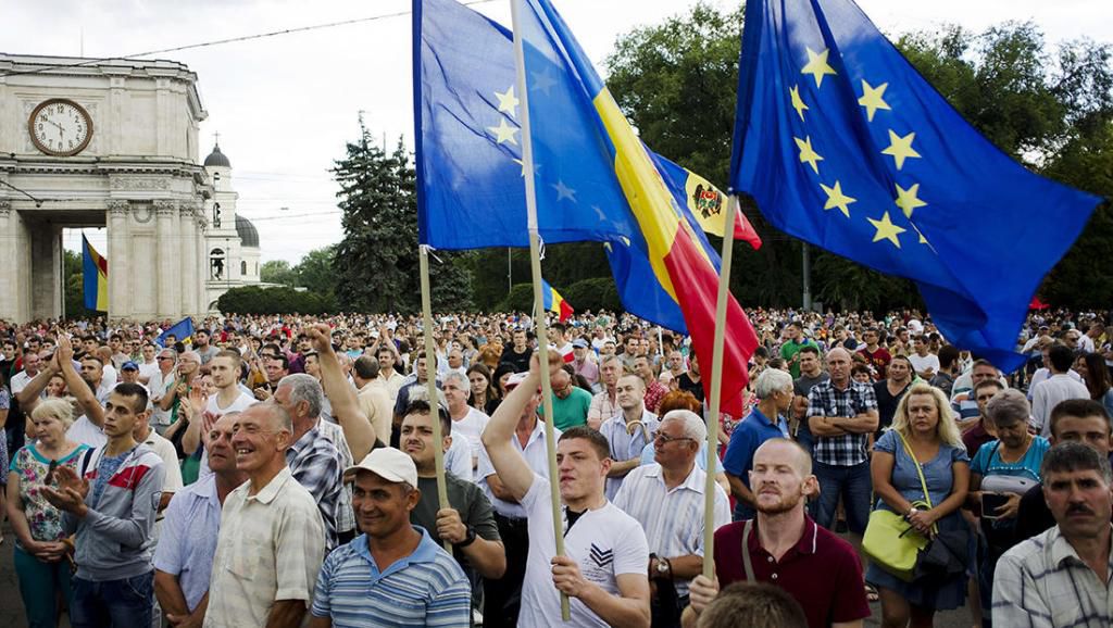 Среди протестующих немало студентов, которые утверждают, что пришли добровольно.