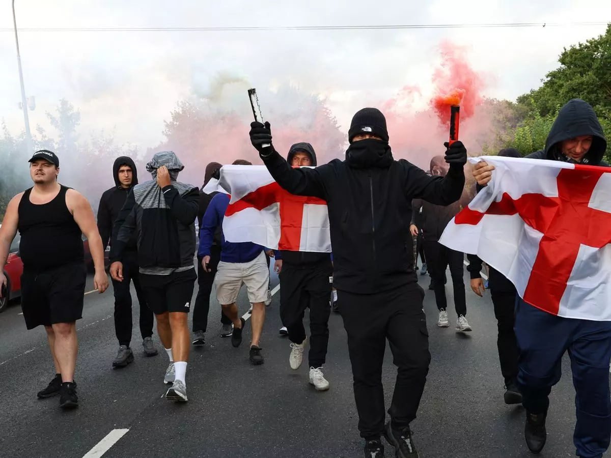 В Британии протестующие штурмовали полицейский кордон возле отеля для мигрантов.