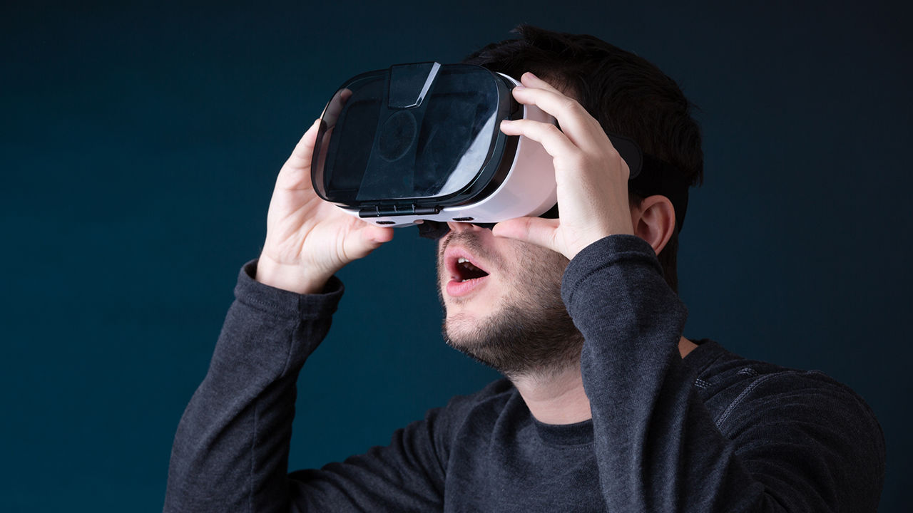 Ученые: VR-терапия помогла взять под контроль слуховые галлюцинации.