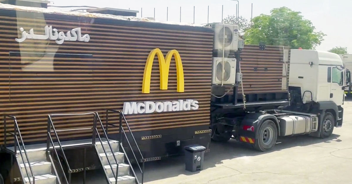Роскошный прием: в Эр-Рияде установили мобильный McDonald's для Трампа.
