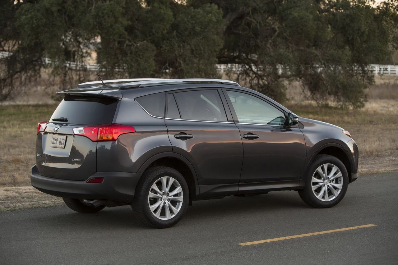 На автомобиль марки Toyota RAV-4 мужчина потратил примерно 30 тысяч евро. Фото: icarbio.ru