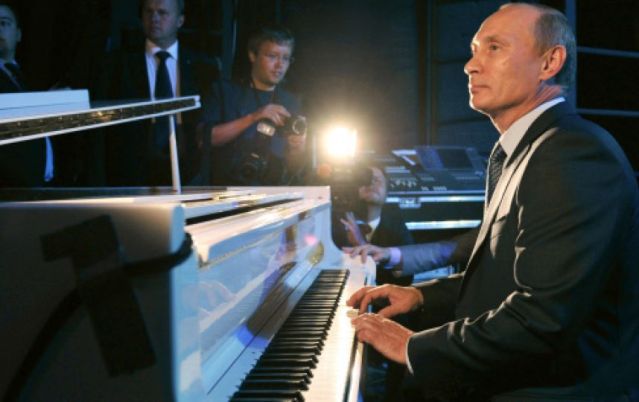 Путин сыграл на рояле «Московские окна». Фото: metronews.ru