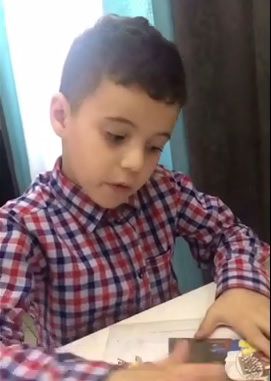 Un copil a găsit greșeli în Abecedar. Mesajul pentru ministrul Educaţiei
