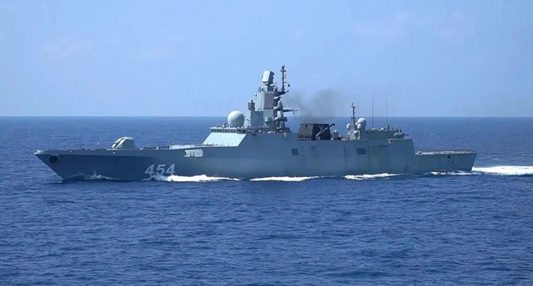 Российские военные открыли предупредительный огонь, чтобы остановить в Черном море сухогруз.