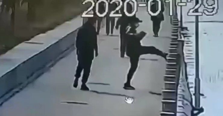Житель Китая одним ударом отправил в "нокаут" ограждение на набережной.