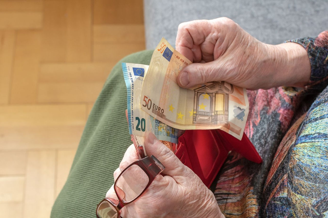 Franța vrea să introducă contribuții pentru pensionarii din afara UE pentru utilizarea serviciilor medicale.