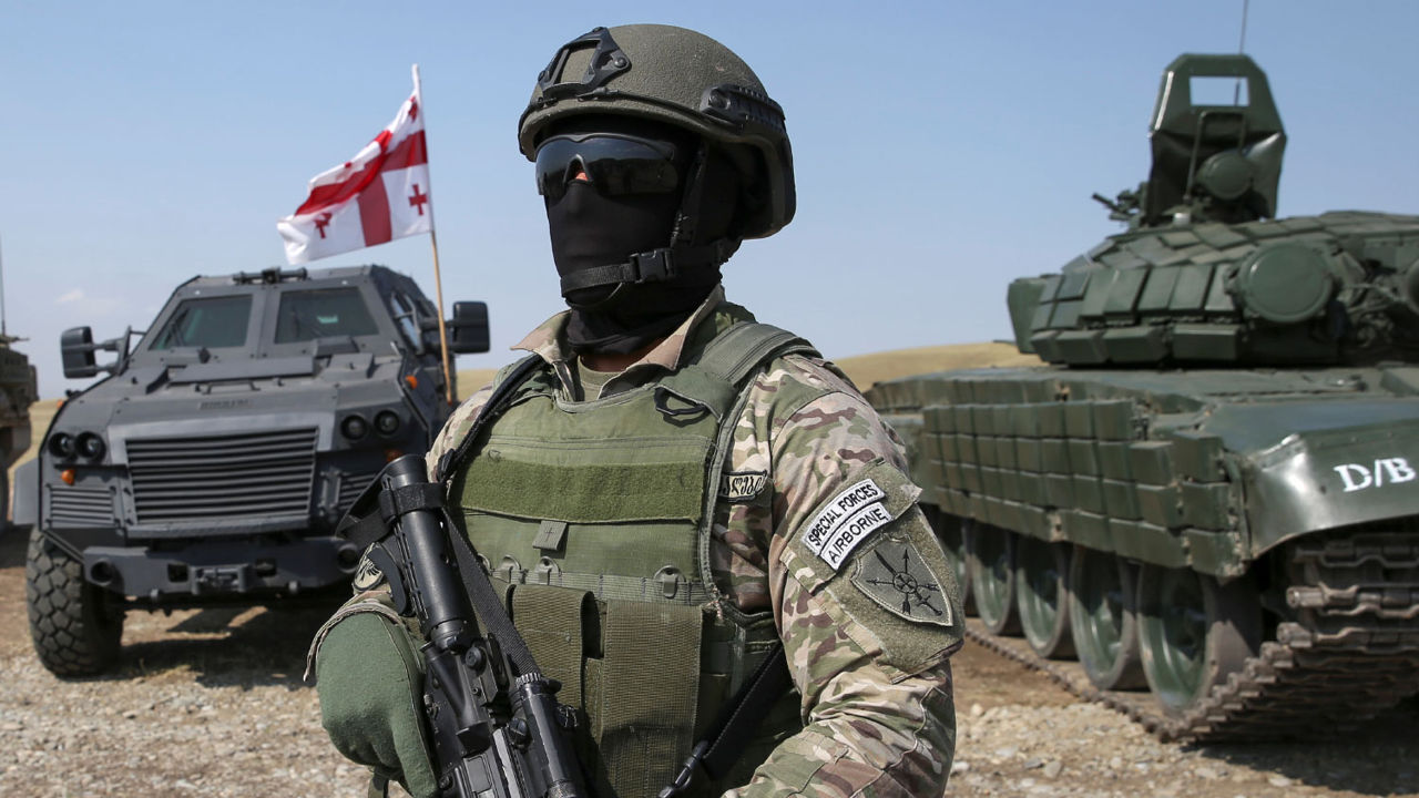 Оппозиция Грузии провела акцию с требованием отменить обязательный призыв в армию.
