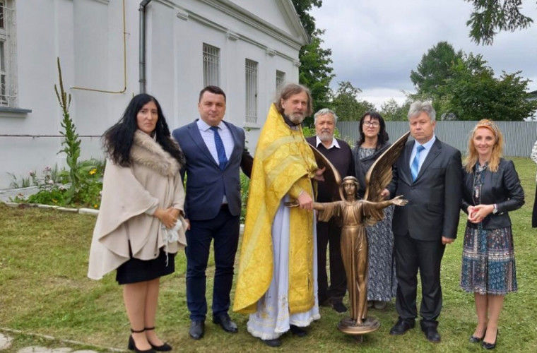 Cкульптор Константин Константинов подарил скульптуру «Святой ангел» Магдалининскому храму.