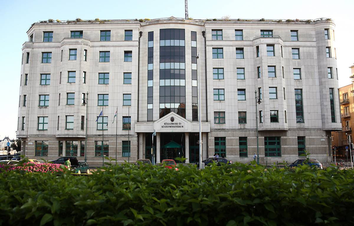 МИД Венгрии допустил пересмотр ЕС осенью антироссийских санкций.